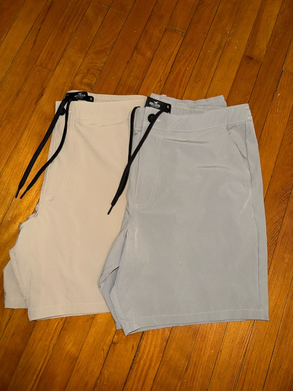 Hollister Men's Drawstring Athletic Shorts in Beige and Light Gray
